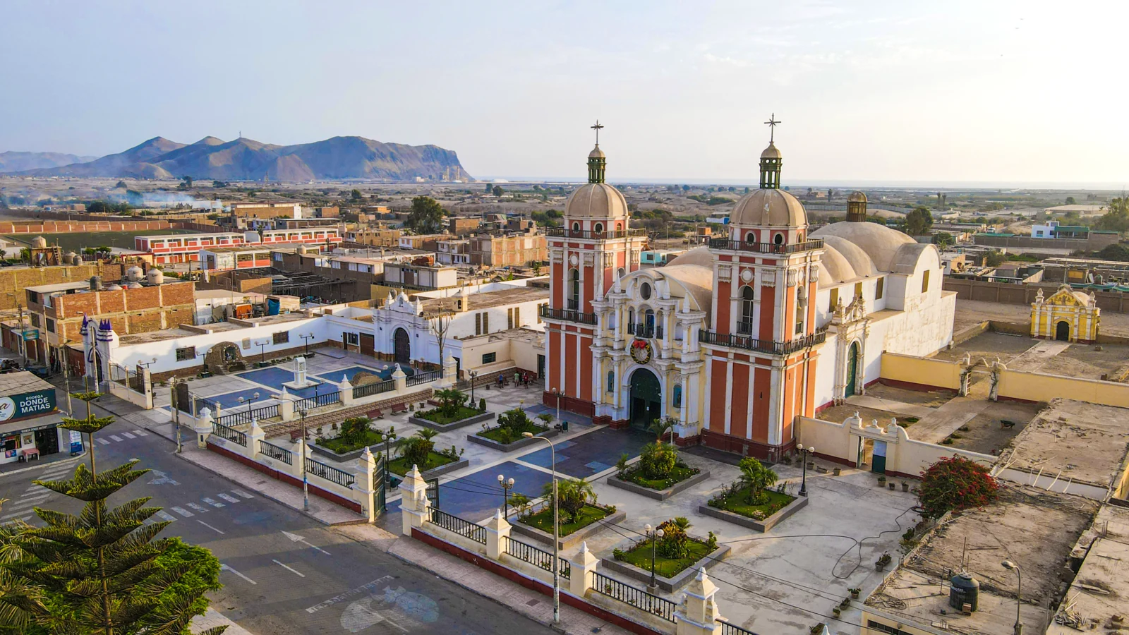 Vista de la plaza e iglesia de Chilca