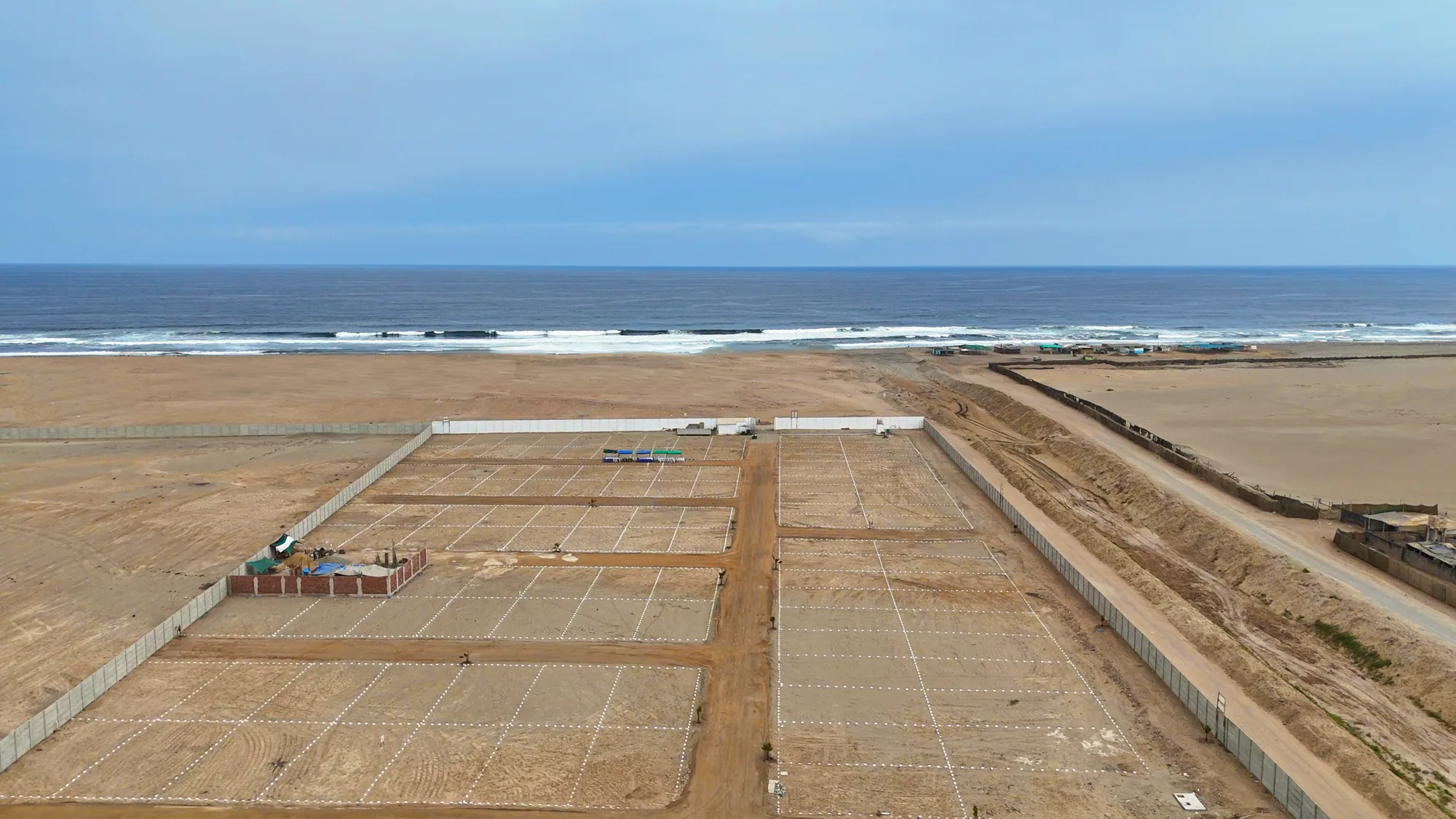 Vista aérea de los lotes de Sol y Mar de Chilca delimitados frente al mar