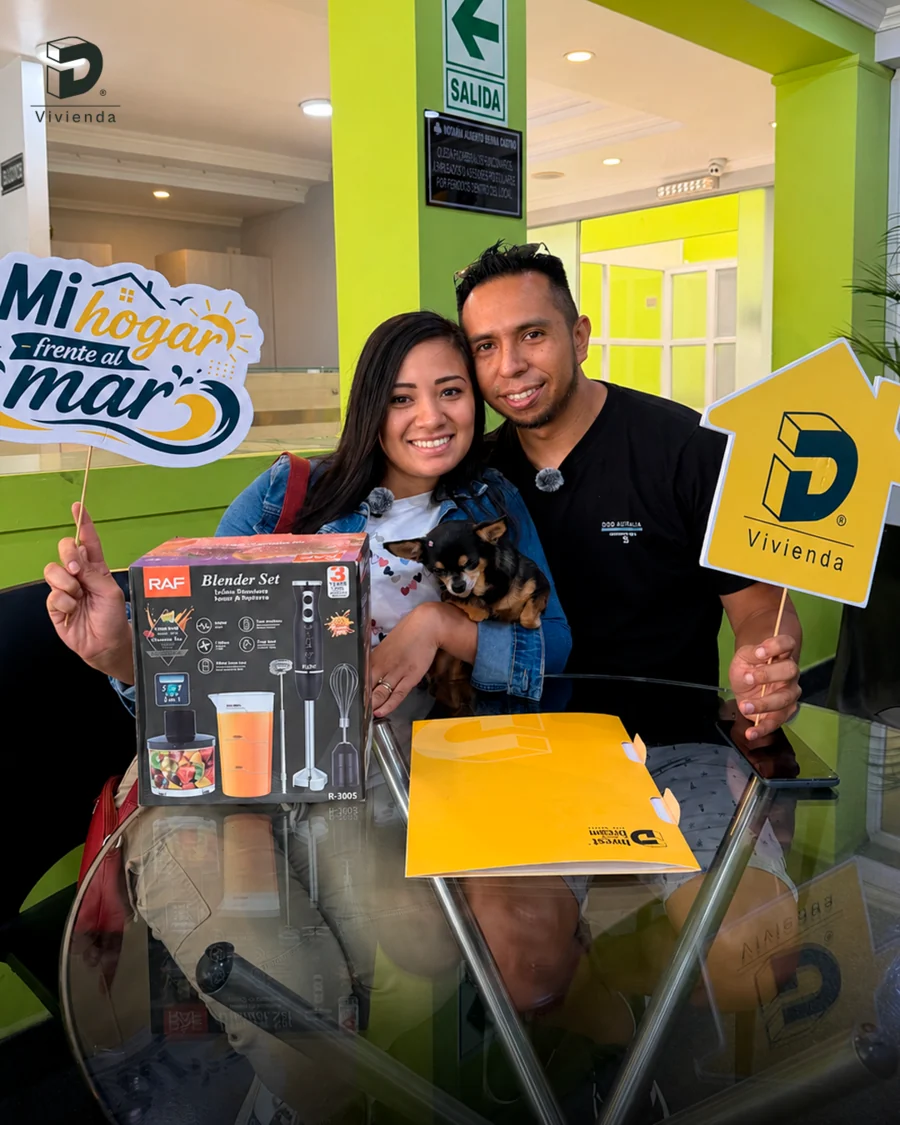 Pareja de clientes de Invest And Dream en la sala de ventas